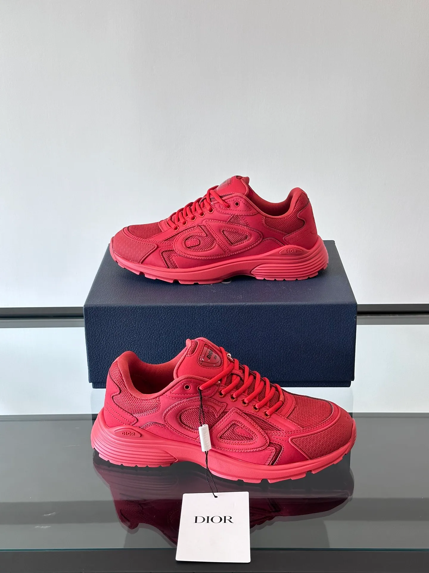 p400《Dio*》Dior B30 series sports shoes, multi-color mesh fabric and multi-color technical fabrics, this season's new B30 low-top sports shoes are one of the flagship styles of the series. Crafted from multicolor mesh and technical fabrics, it's finished with a reflective "CD30" graphic and silver-toned "DIOR B30" and "CD30" logos on the heel and tongue. An extra-light, sculpted rubber sole with signature accents adds style, while internal stretch details create ideal comfort. It can be matched with various casual styles to show a fashionable and modern sports style. Size: 38-44 (45-46 customized)